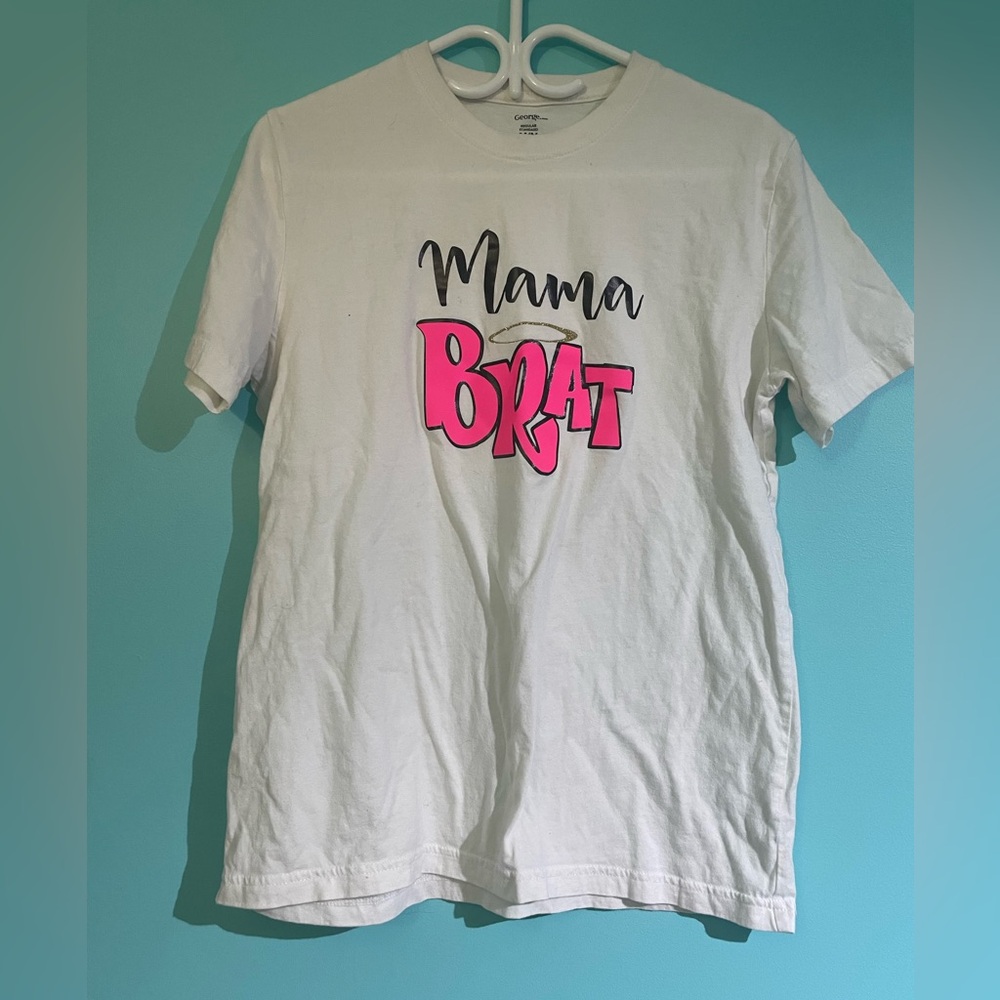 Mama brat t shirt and matching shorts (shorts not in photo)
Size medium